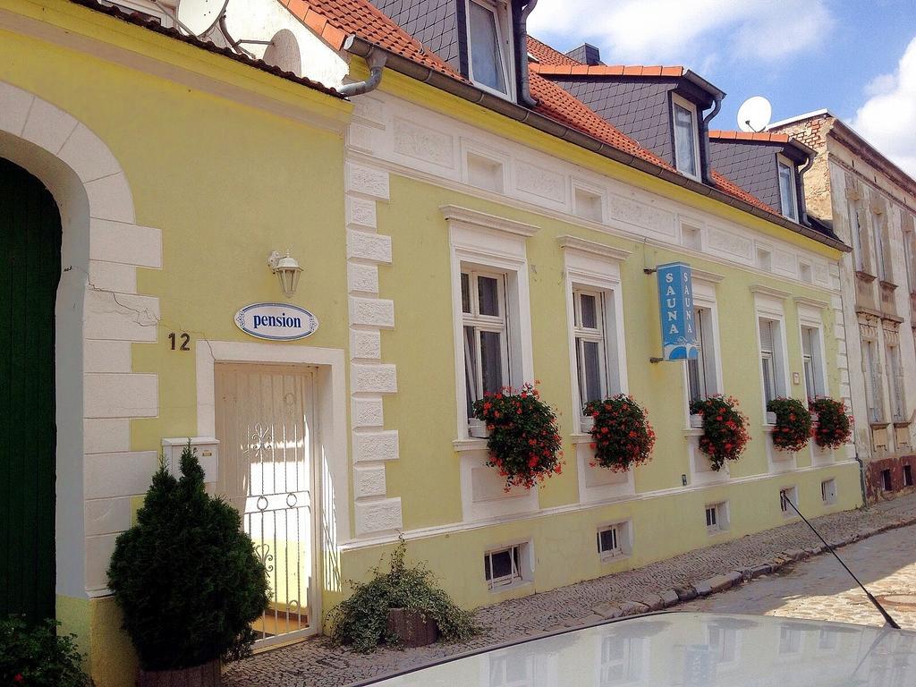 Pension & Sauna Am Lorenz Calbe Exteriör bild