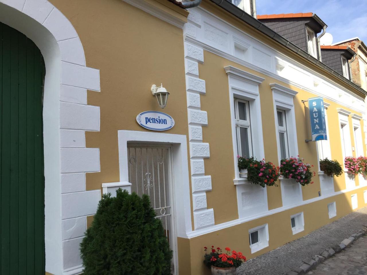 Pension & Sauna Am Lorenz Calbe Exteriör bild
