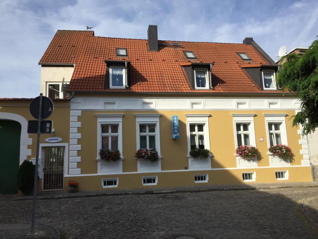 Pension & Sauna Am Lorenz Calbe Exteriör bild