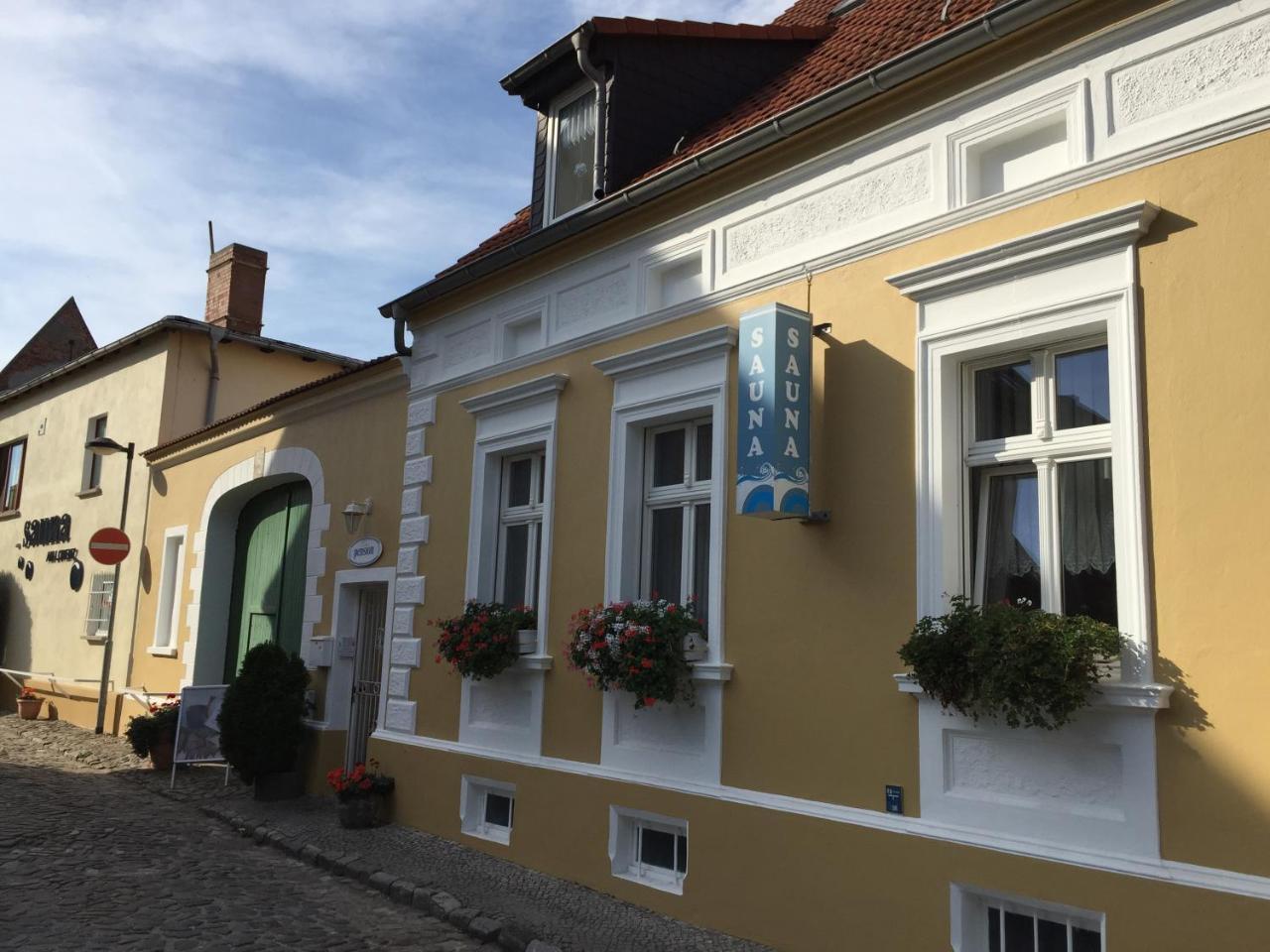 Pension & Sauna Am Lorenz Calbe Exteriör bild
